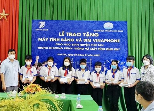 Hơn 800 học sinh nghèo, khó khăn ở Phú Tân được nhận máy tính bảng