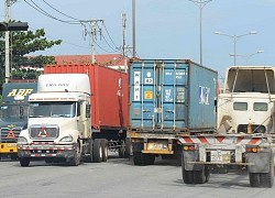 Người đàn ông liều lĩnh "thi gan" trước đầu container, diễn biến sau đó càng bức xúc