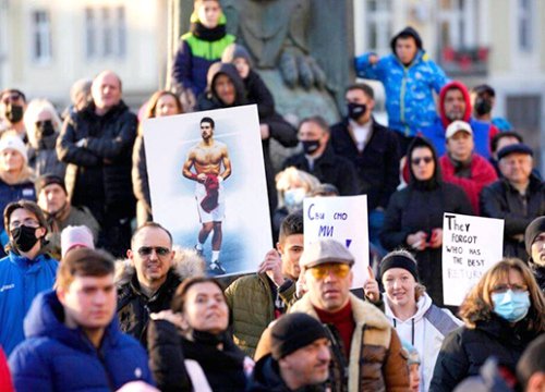 Novak Djokovic vẫn là thần tượng dân tộc ở Serbia