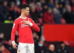 Ronaldo lại mặt nặng mày nhẹ với đồng đội MU