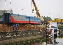 Rùng mình khoảnh khắc tàu khách đâm thẳng vào ô tô tải khiến đầu máy bị lật, hất văng toa khỏi đường ray