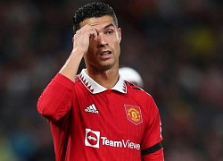 Bạn gái Ronaldo khoe dáng quyến rũ, cổ vũ CR7 đá trận derby Manchester