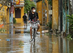 Khách Tây thích thú lội nước lũ, thuê thuyền ngắm Hội An