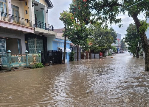 Mưa chỉ hơn 1 giờ nhưng trung tâm TP Kon Tum ngập sâu