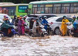 Người dân TP.HCM bì bõm lội nước về nhà sau cơn mưa lớn kéo dài hàng giờ