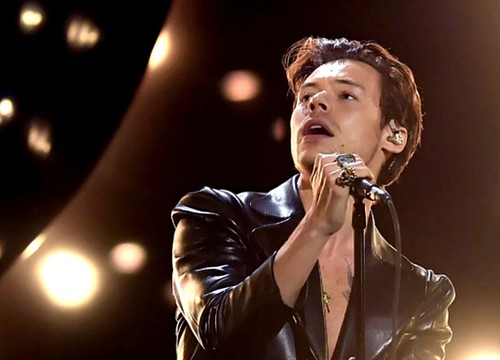 Harry Styles - từ "hotboy" đến hậu duệ của David Bowie