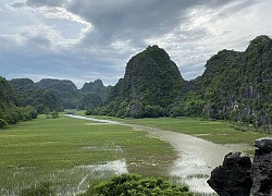 Mưa lớn kéo dài, du khách vẫn đổ về Tràng An, Tam Cốc