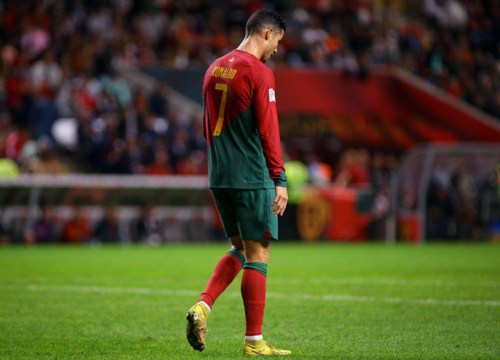 Tin mới nhất bóng đá tối 1/10: Ronaldo bị loại khỏi ảnh đại diện World Cup