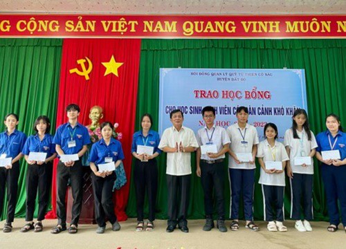 Trao học bổng cho học sinh, viên viên có hoàn cảnh khó khăn tại Côn Đảo