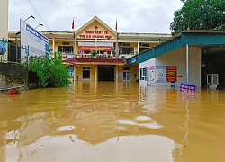 Trung tâm y tế ở Nghệ An bị cô lập trong lũ, bệnh nhân khóc nấc khi nhắc đến nhà cửa