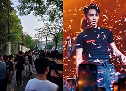 Đám đông xếp hàng dài, đứng chật kín chờ xem MONO diễn ở Hà Nội
