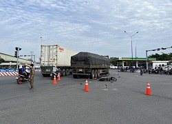 Dừng đèn đỏ, 4 người trong 1 gia đình bị xe tải tông tử vong