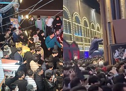 Người đàn ông cố leo lên cao để tự cứu mình khỏi biển người chật kín
