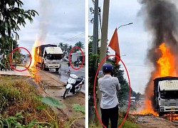 Ô tô tải bốc cháy ngùn ngụt, vật liệu trên xe nổ như pháo mà dân tình liều lĩnh đứng xem