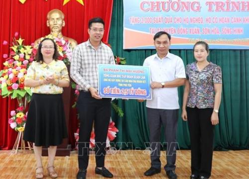Tặng quà cho các gia đình khó khăn ở miền núi Phú Yên
