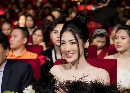 Diện đầm hở vai, xẻ cao khoe chân dài, Á hậu Tú Anh hút ánh nhìn