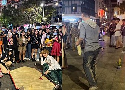 Halloween "biến tướng", tranh cãi nhóm bạn trẻ đắp chiếu, cắm nhang giữa phố đi bộ bị chê phản cảm