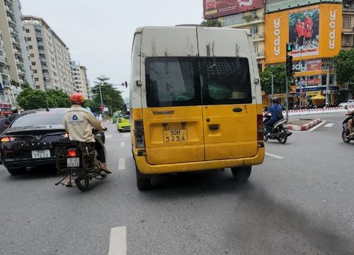 Ngán ngẩm xe tải, xe buýt 'vô tư' xả khói đen như 'quạt chả' trên đường