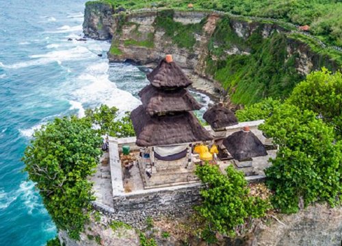 Tham quan ngôi đền Uluwatu trên đảo Bali