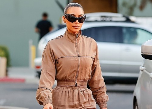 Kim Kardashian mặc đồ kín đáo ra sân ủng hộ con gái thi đấu bóng rổ