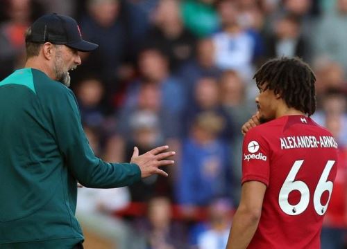 Klopp: 'Liverpool chật vật giống Ronaldo, Messi'