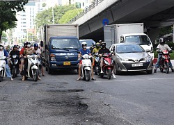 Ổ rãnh trước cột giao thông trên đường Đại Cồ Việt thách thức người đi đường