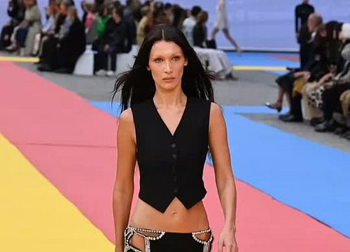 Siêu mẫu Bella Hadid "thả rông" táo bạo trên sàn diễn