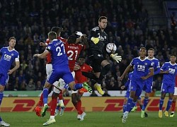 Thắng 'chung kết ngược' Ngoại hạng, Leicester thoát ngôi chót bảng