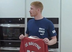 Được tặng áo đấu của MU, De Bruyne: 'Tôi có thể đốt nó không?'