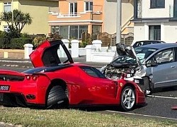 Lái siêu xe Ferrari triệu USD giao khách, nhân viên đâm xe nát bét