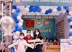 Tân sinh viên Học viện Tài chính tươi tắn ngày nhập trường