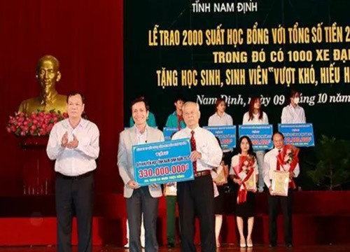 Trao 2.000 suất học bổng cho học sinh vượt khó, hiếu học ở Nam Định