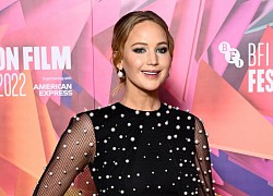 Jennifer Lawrence diện đầm đính ngọc trai sang trọng dự sự kiện