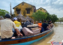 Hội An chìm trong biển nước, khách nước ngoài sơ tán bằng ghe