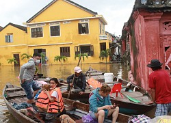 Hội An ngập lũ, du khách ngồi thuyền đi dạo