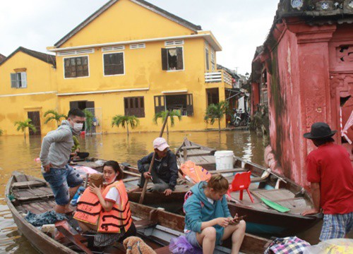 Hội An ngập lũ, du khách ngồi thuyền đi dạo