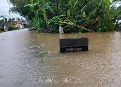 Quảng Ngãi: Nhiều vùng vẫn ngập trong nước lũ, một số tuyến đường bị chia cắt