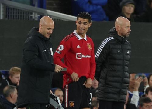 Ronaldo tạo 2 cột mốc mới