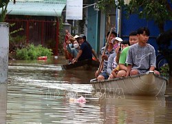 Thăm, tặng quà các hộ gia đình bị thiệt hại do mưa lũ tại Quảng Nam