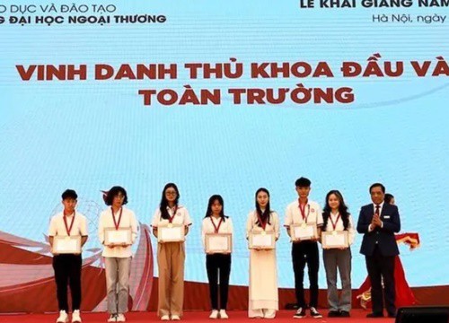 Trường ĐH Ngoại thương khai giảng năm học và đón nhận Cờ thi đua của Chính phủ