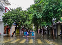 Khách Tây trải nghiệm đi thuyền giữa phố, người dân giăng lưới bắt cá bên Kinh thành Huế sau mưa