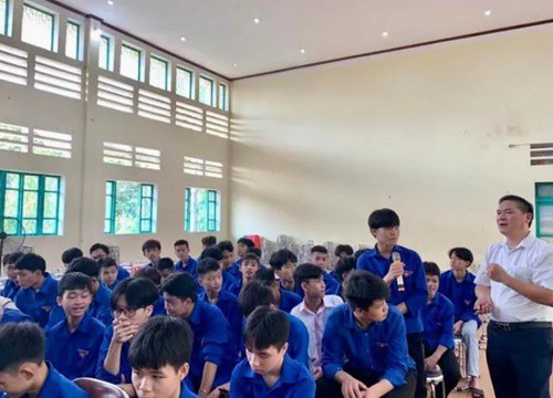 Nhà trường nên cho học sinh ký cam kết không hút thuốc lá