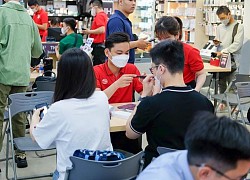 Thuê nhà thi đấu, xe buýt 2 tầng để mở bán iPhone 14