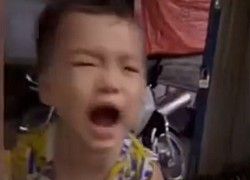 Cầm dép trên tay, bé trai vẫn gào khóc đi tìm