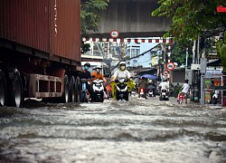 TP Hồ Chí Minh: Triều cường đạt đỉnh, người dân bì bõm lội nước về nhà