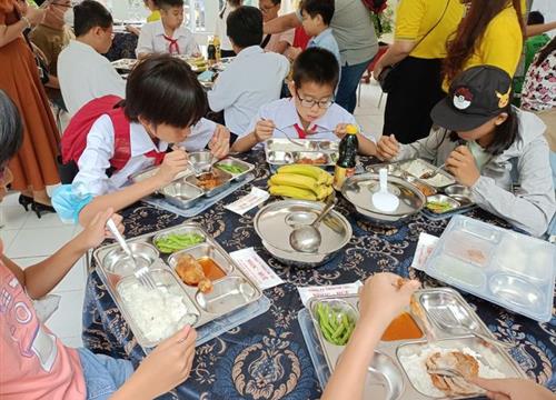 Ban đại diện cha mẹ học sinh phối hợp nhà trường giám sát chất lượng bữa ăn cho học sinh