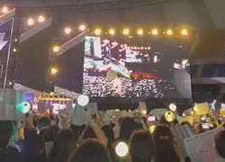 Concert miễn phí của BTS: 49 triệu người xem trực tuyến, V gây sốt khi để lộ vai trần quyến rũ