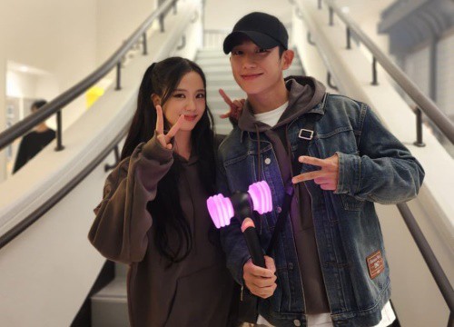 Jisoo (BlackPink) và Jung Hae In hội ngộ khiến fan 'phát sốt'