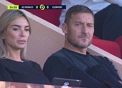 Totti công khai bạn gái mới