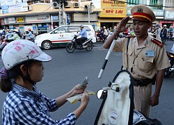 Đề xuất cảnh sát giao thông không phải chào người vi phạm có hành vi cản trở, thiếu văn hóa